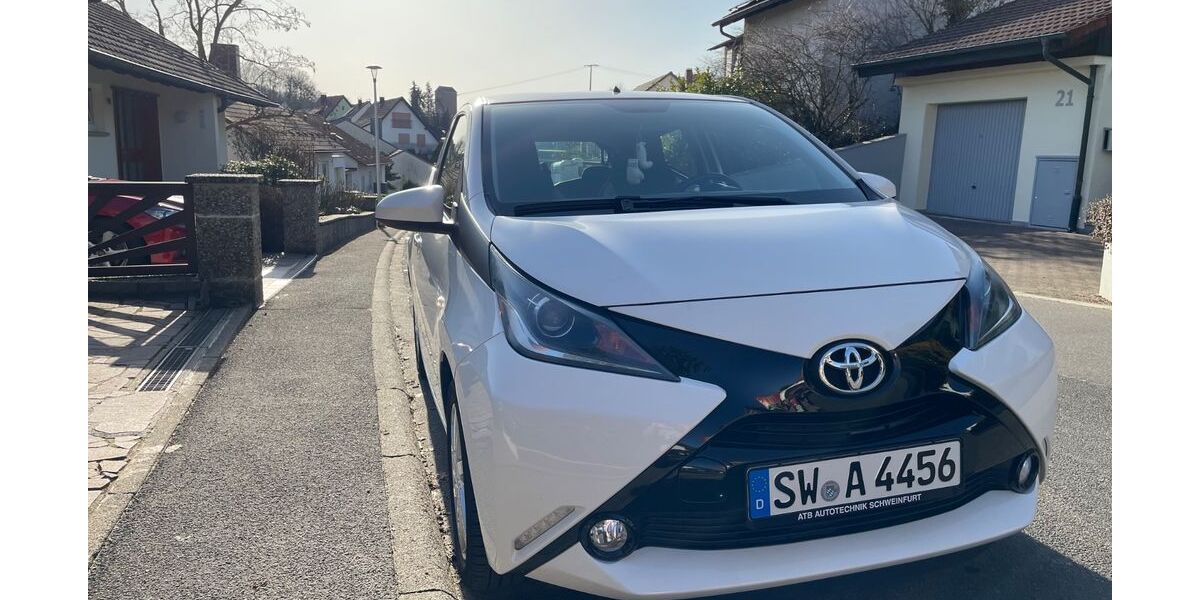 Toyota Aygo (X) 64.000 km 6.900 &euro; Bergrheinfeld 97493